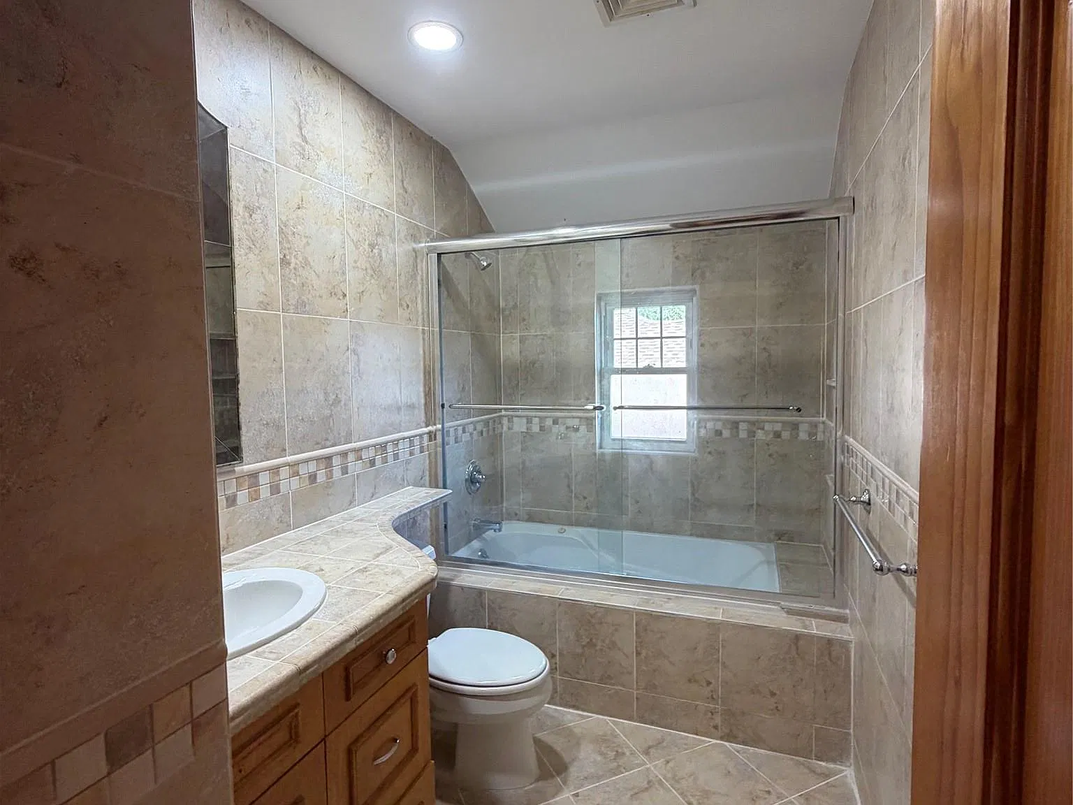 3 bed, 2.0 bath, 1000 sqft, $3,800 — Photo 4
