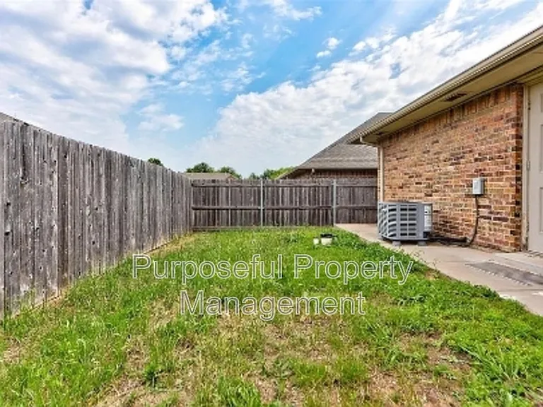 4313 Edinburg Way — Photo 32