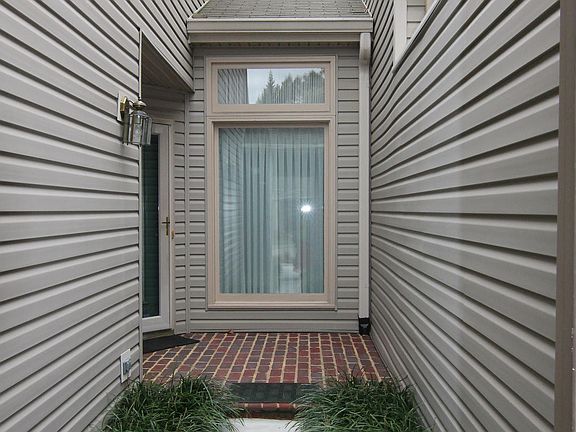 2nd image of 1979 Ashley Ln