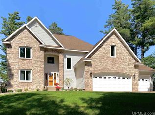 174 Pineview Dr, Marquette, MI 49855