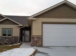 1025 Prairie Hill Cir, Louisville, NE 68037