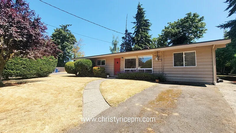 3 bed, 1.0 bath, 1300 sqft, $3,200 — Photo 2