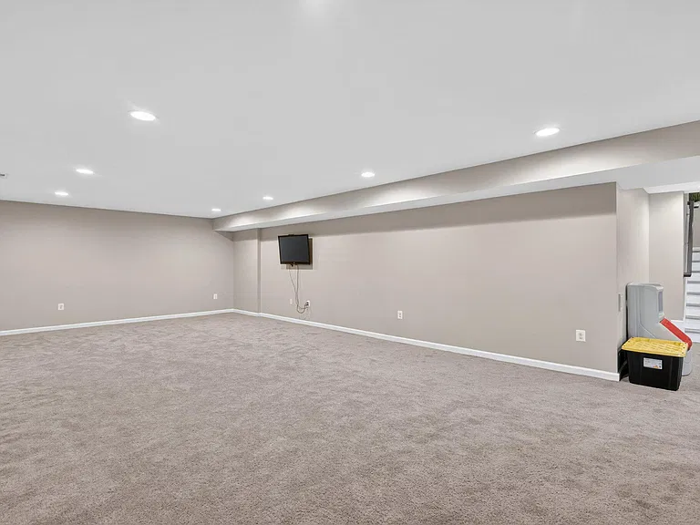 980 Basswood Dr — Photo 46