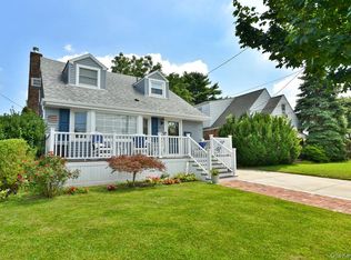 374 Andrews Rd, Mineola, NY 11501