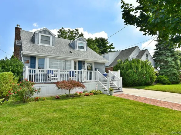 374 Andrews Road, Mineola, NY 11501