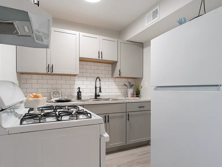 Carpenter Apartments — Photo 9