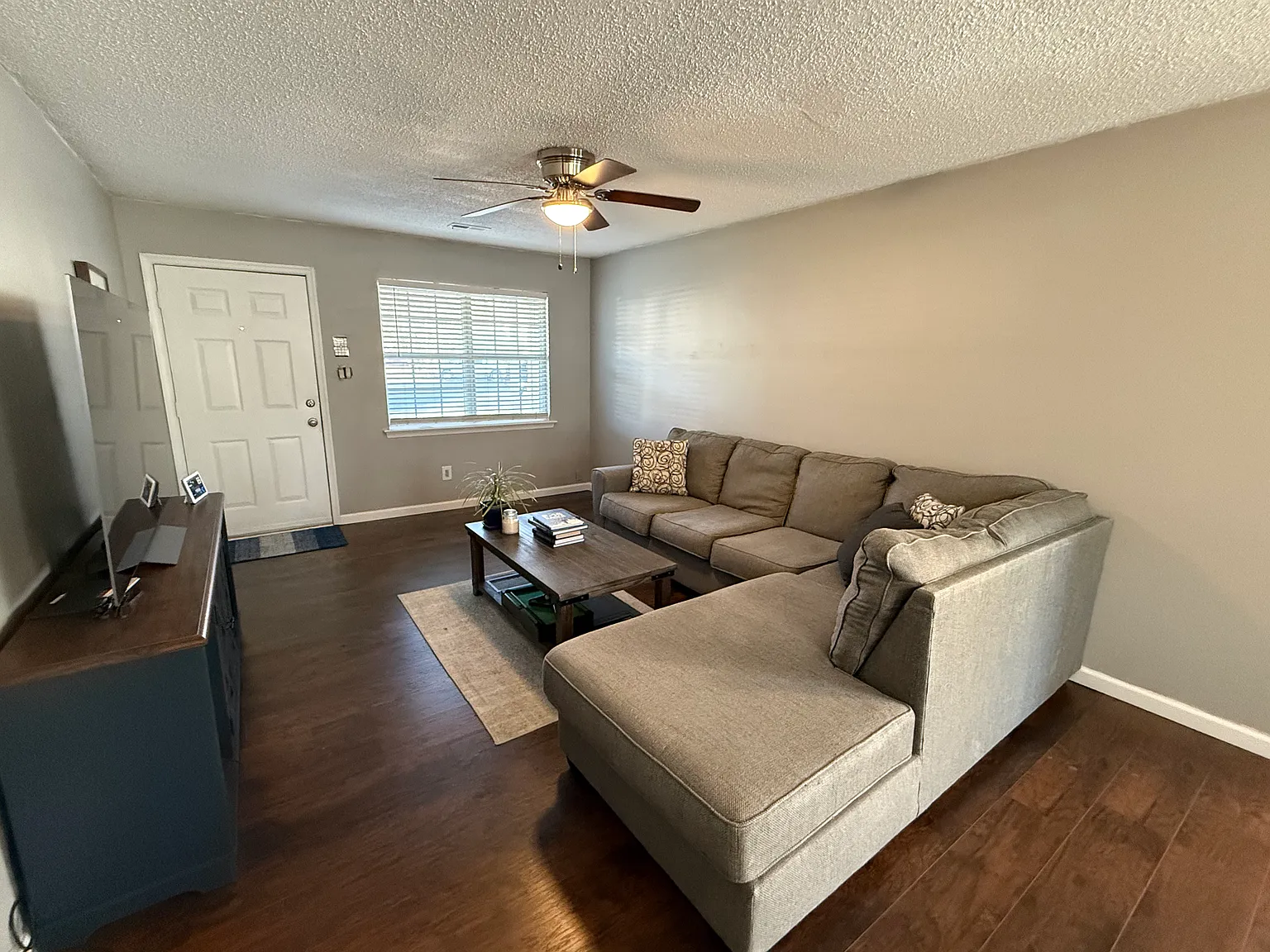 2 bed, 1041 sqft, $2,100 — Photo 2