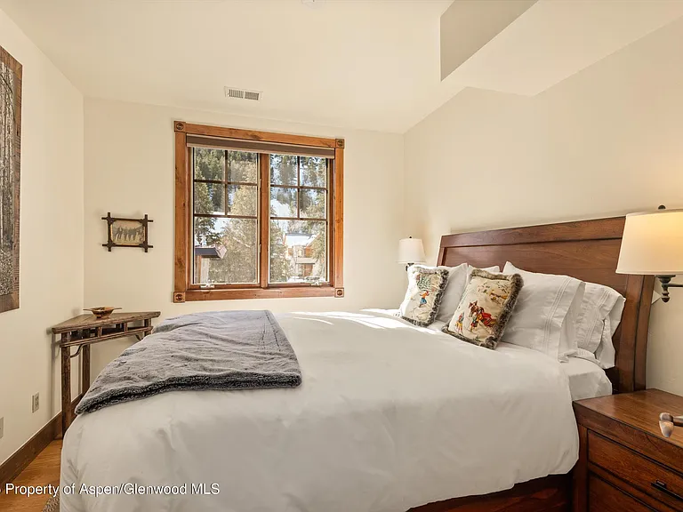 513 W Main St #B202 — Photo 8