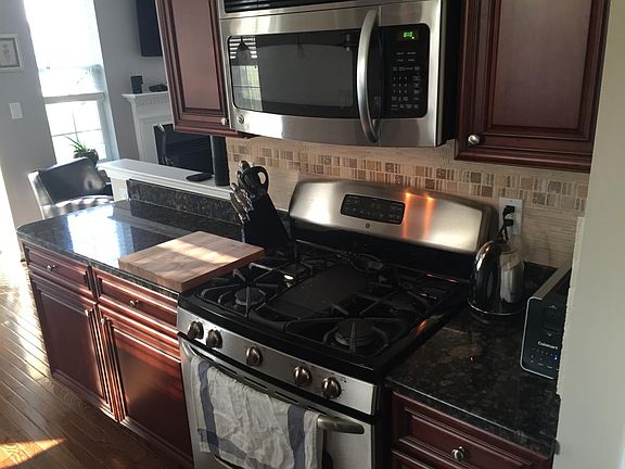 Kitchen w/ GE Stainless Appliances