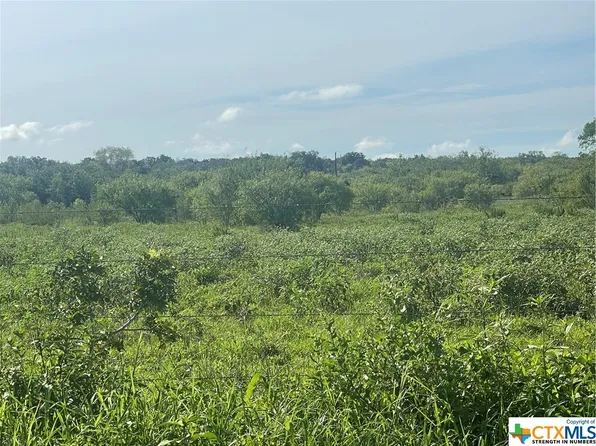 360 County Road 467, Stockdale, TX 78160
