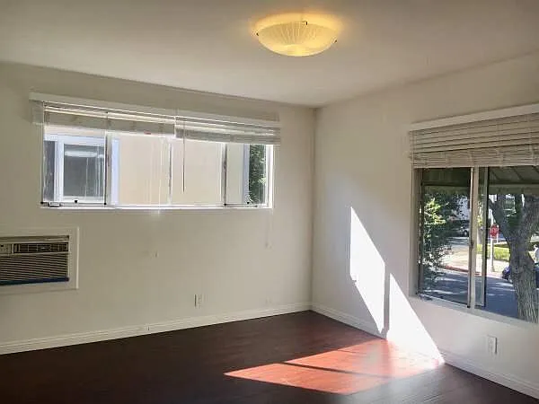 402 N Palm Dr — Photo 4