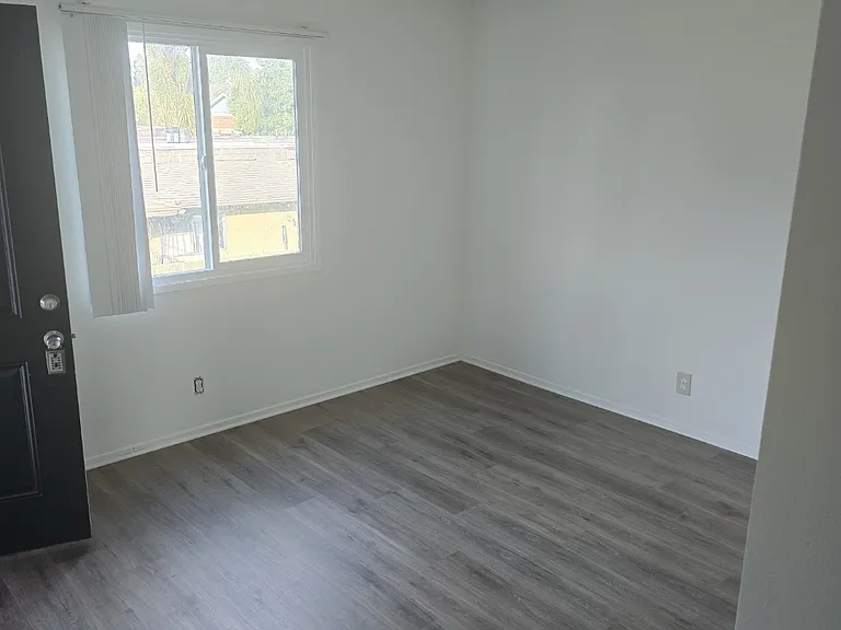 393 N Oak St #F — Photo 6