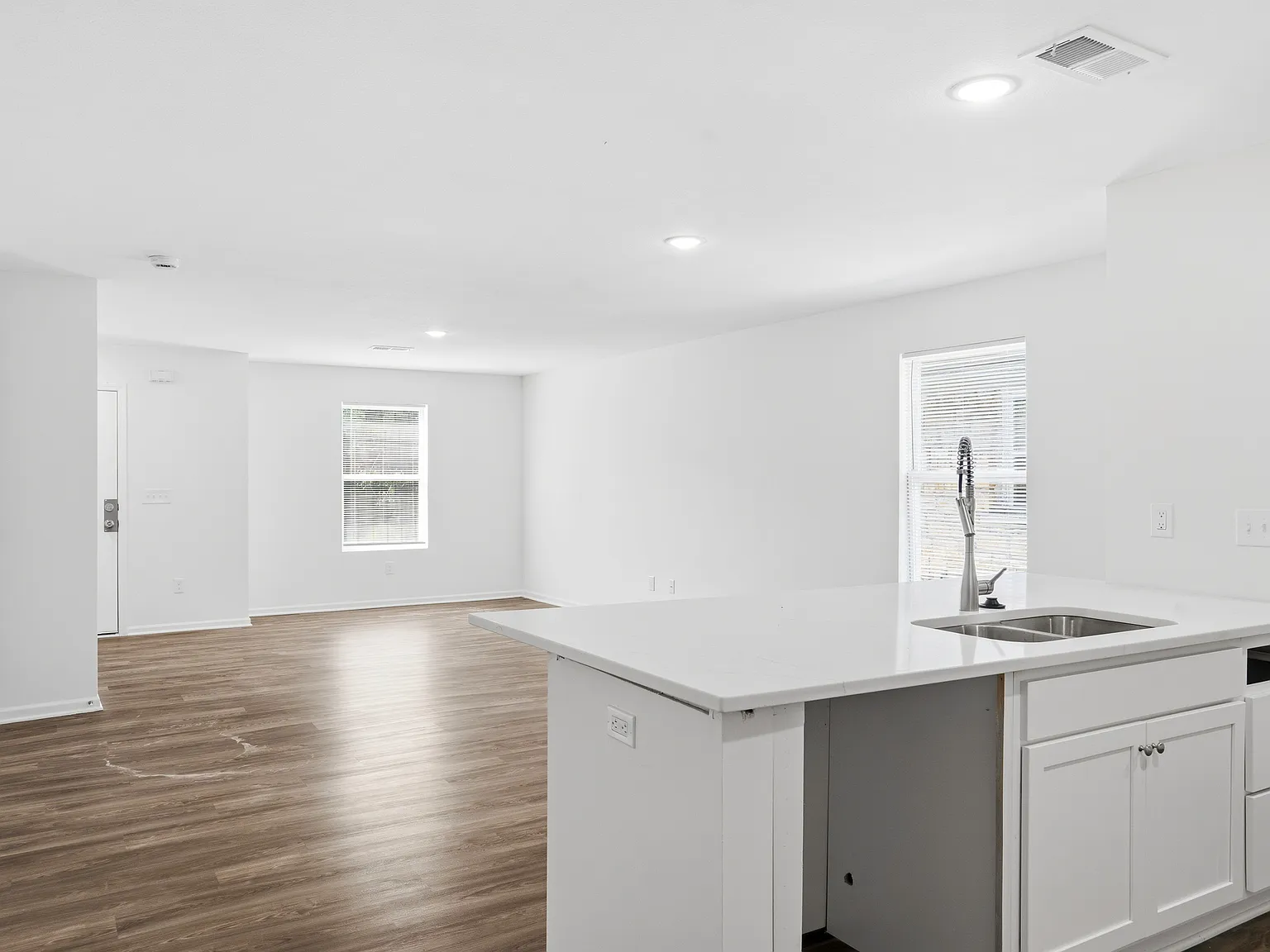3 bed, 2.5 bath, 1400 sqft, $1,800 — Photo 3