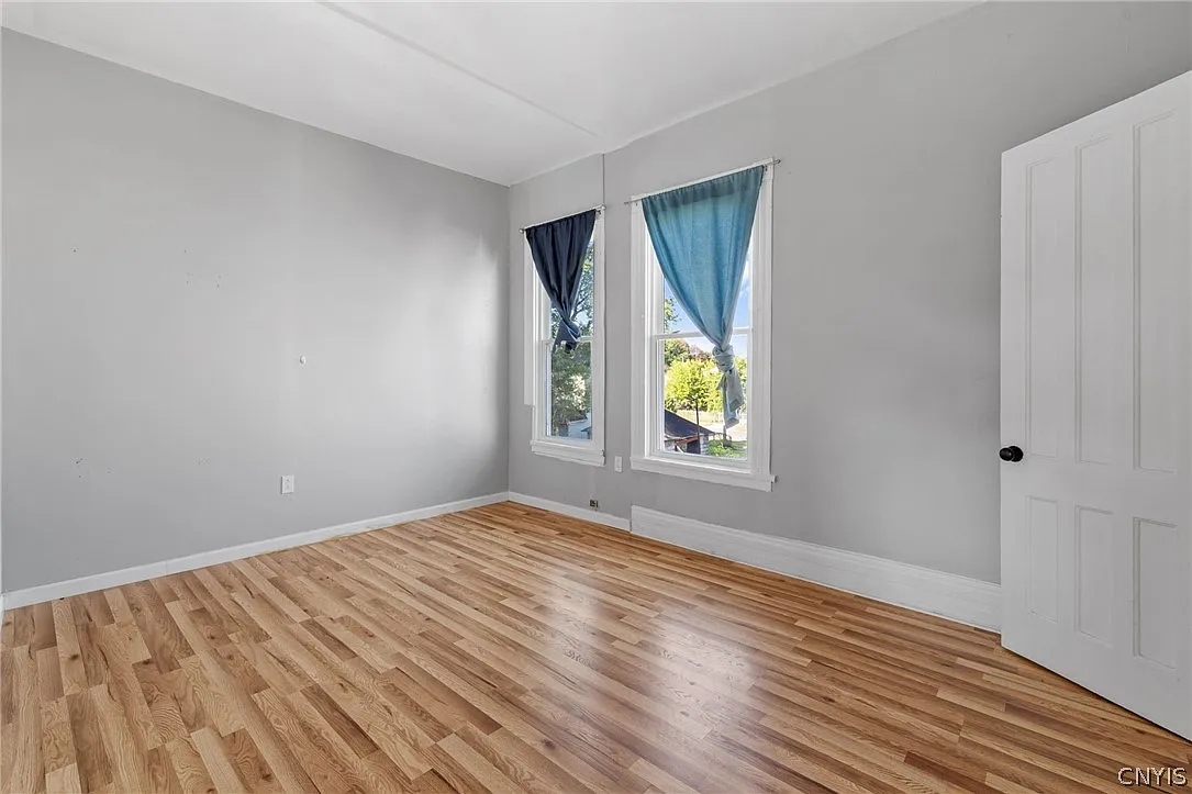 4 bed, 1.0 bath, 3034 sqft, $2,150 — Photo 4