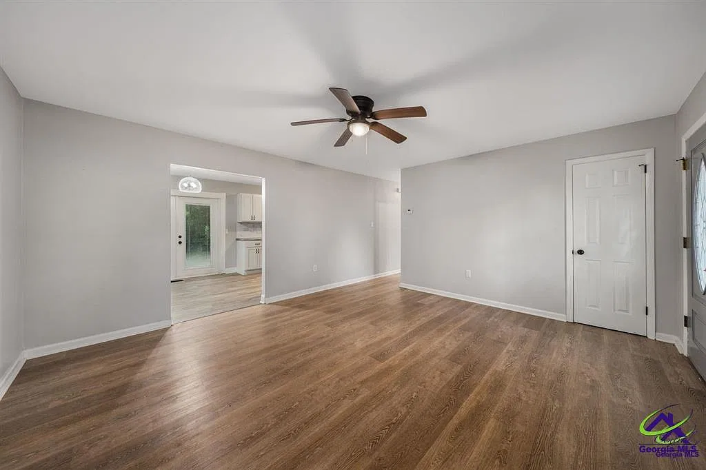 3 bed, 1.5 bath, 1352 sqft, $1,495 — Photo 3