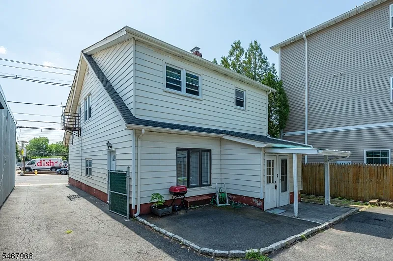 3 bed, 1.0 bath, 1200 sqft, $2,650 — Photo 3