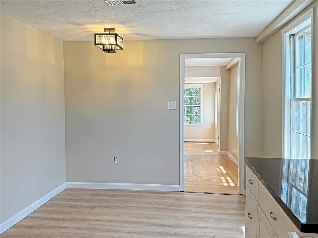 3 bed, 2.0 bath, 1300 sqft, $3,450 — Photo 4
