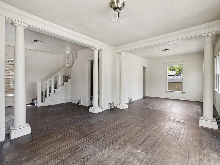 135 E Bowman St — Photo 5