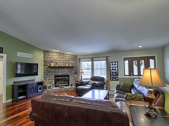 2nd image of 1176 Sherwood Ln