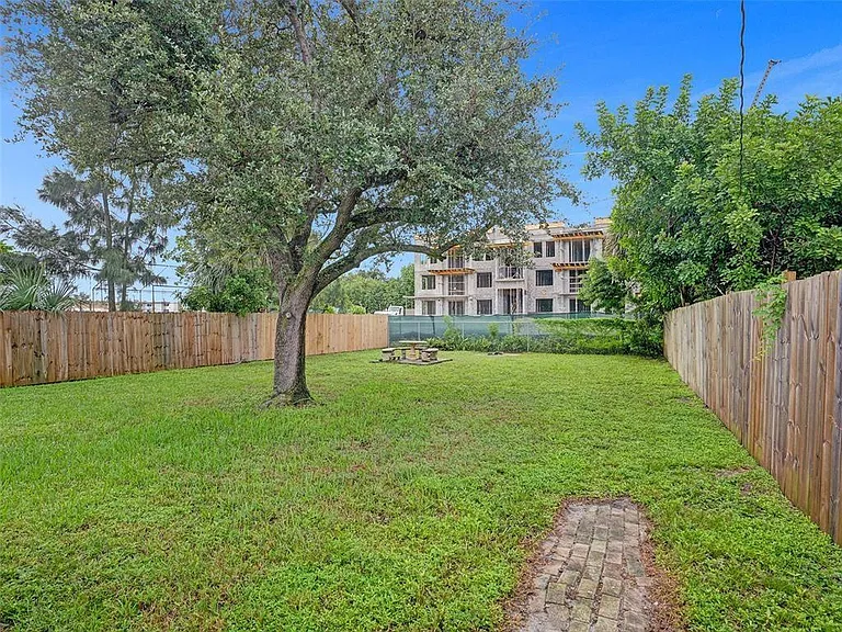 740 SW 10th St — Photo 10