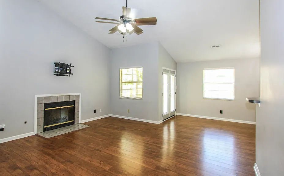 3 bed, 1229 sqft, $2,300 — Photo 3