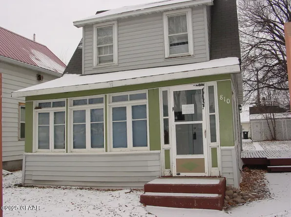 810 N 5th St, Grand Forks, ND 58203