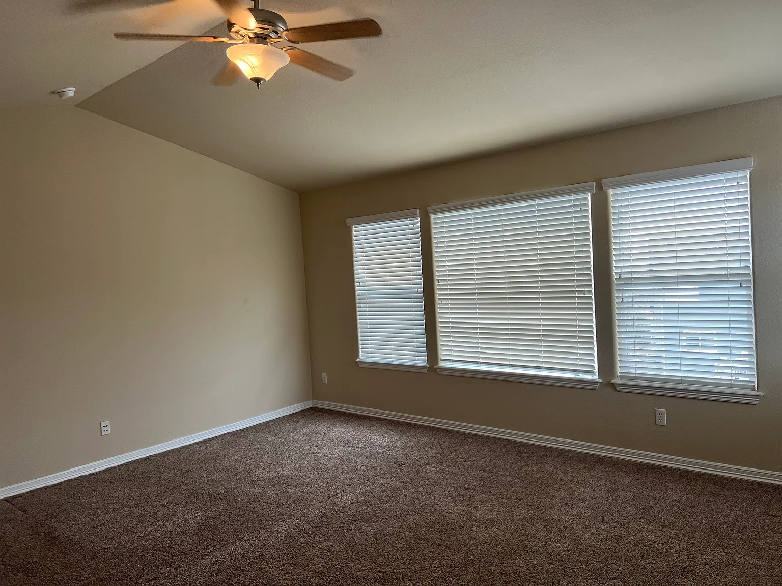 4 bed, 4100 sqft, $3,095 — Photo 4