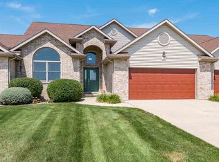10 Willow Pointe Dr, Freeland, MI 48623