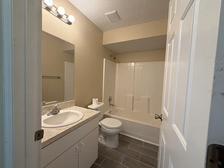 835 Lancaster Ave — Photo 13