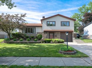 9039 W 92nd St, Hickory Hills, IL