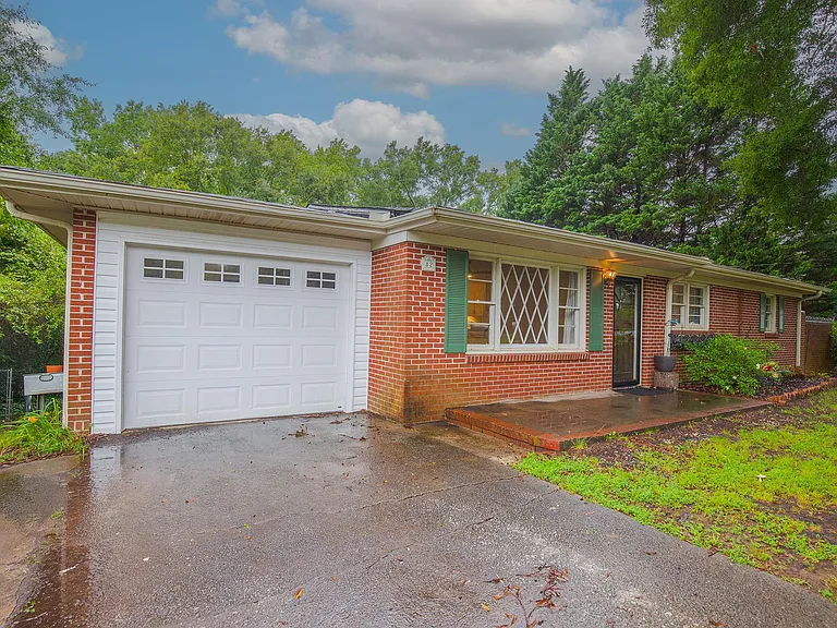 82 Pleasantdale Cir — Photo 2