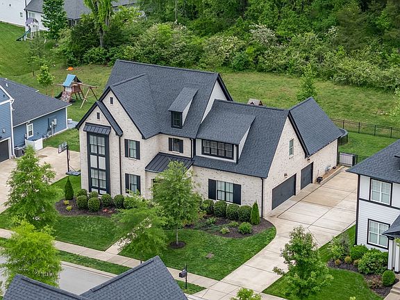 2nd image of 1086 Memorial Dr