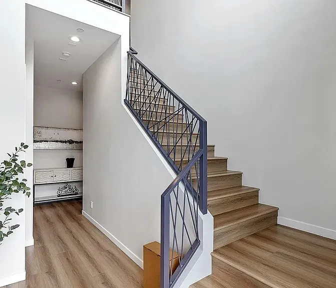 2423 Curtis Ave — Photo 3