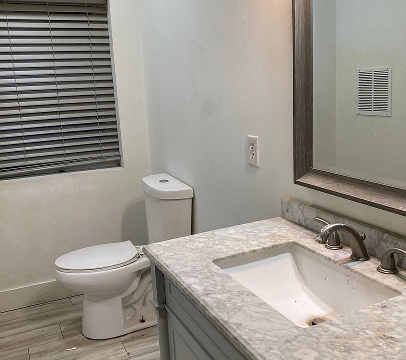 2nd image of 522 W Adams St #99
