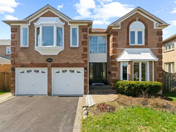 2044 Schoolmaster Cir, Oakville, ON L6M 3A1