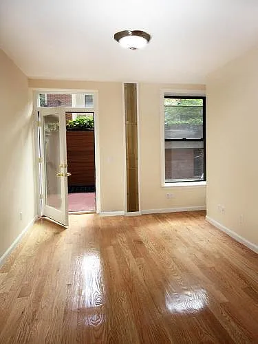 310 E 52nd St photo 1
