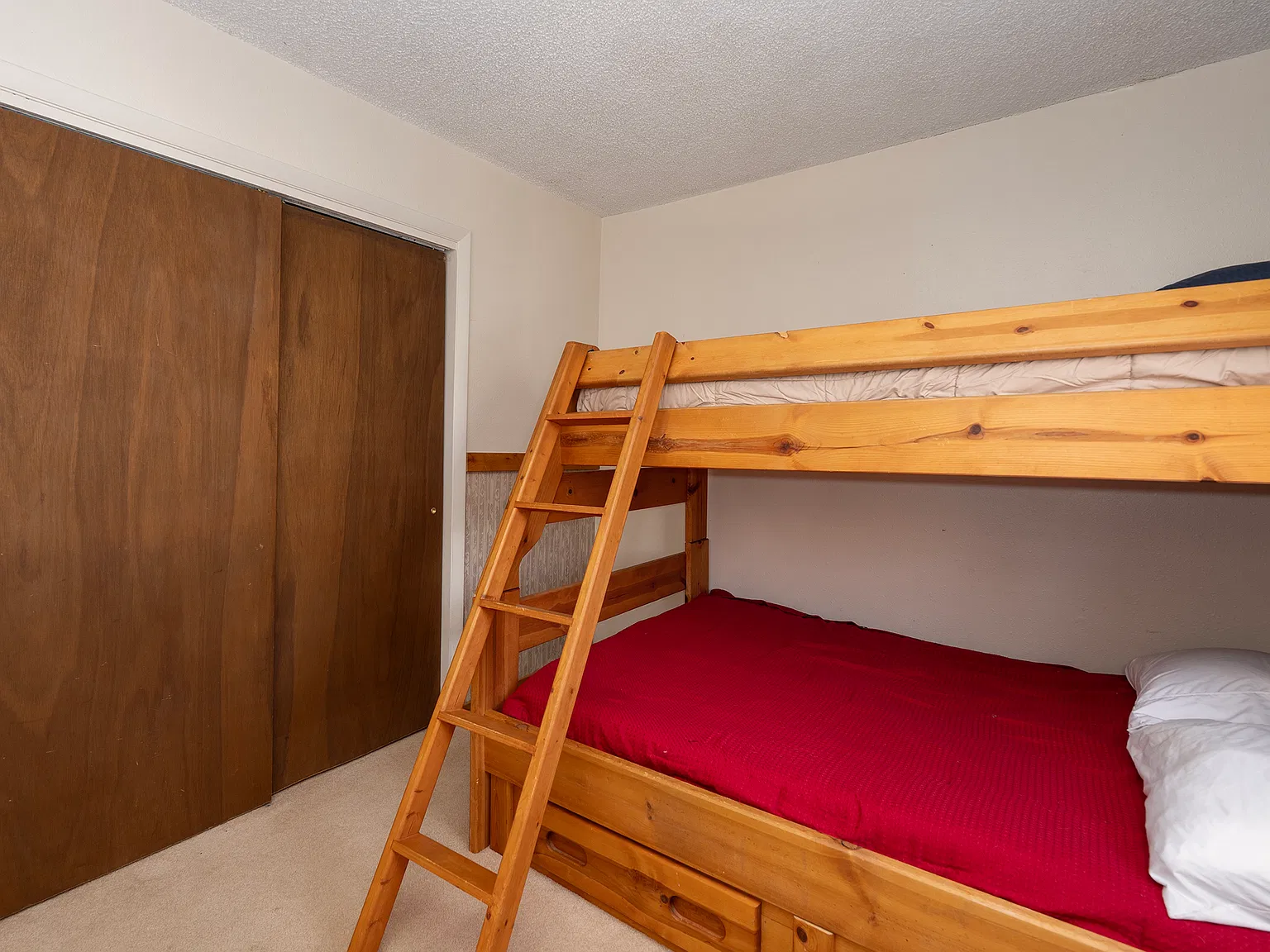 6 bed, 2800 sqft, $3,800 — Photo 3