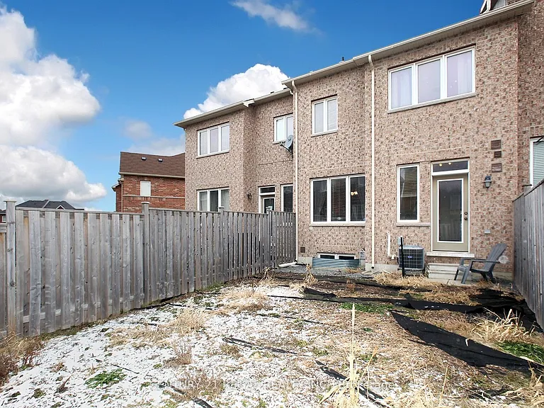 16 Thatcher Cres — Photo 18