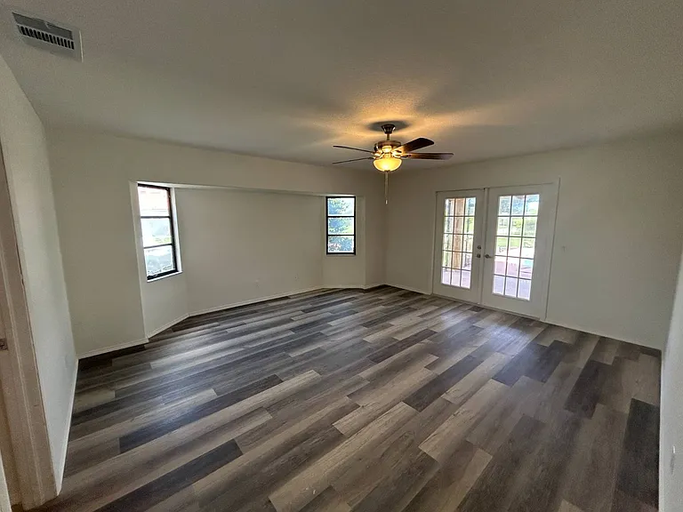 2093 Rio De Janeiro Ave — Photo 12