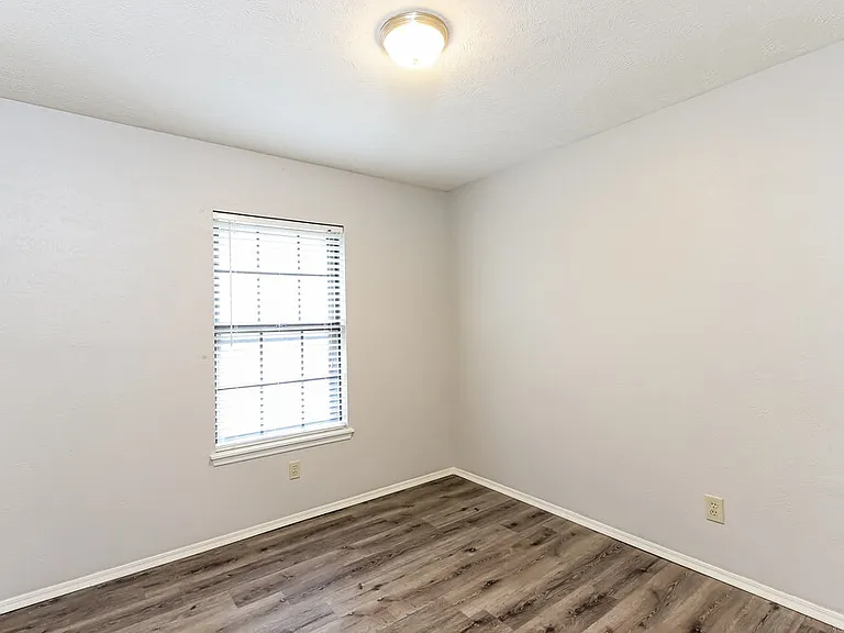 1435 Colborne Dr — Photo 14