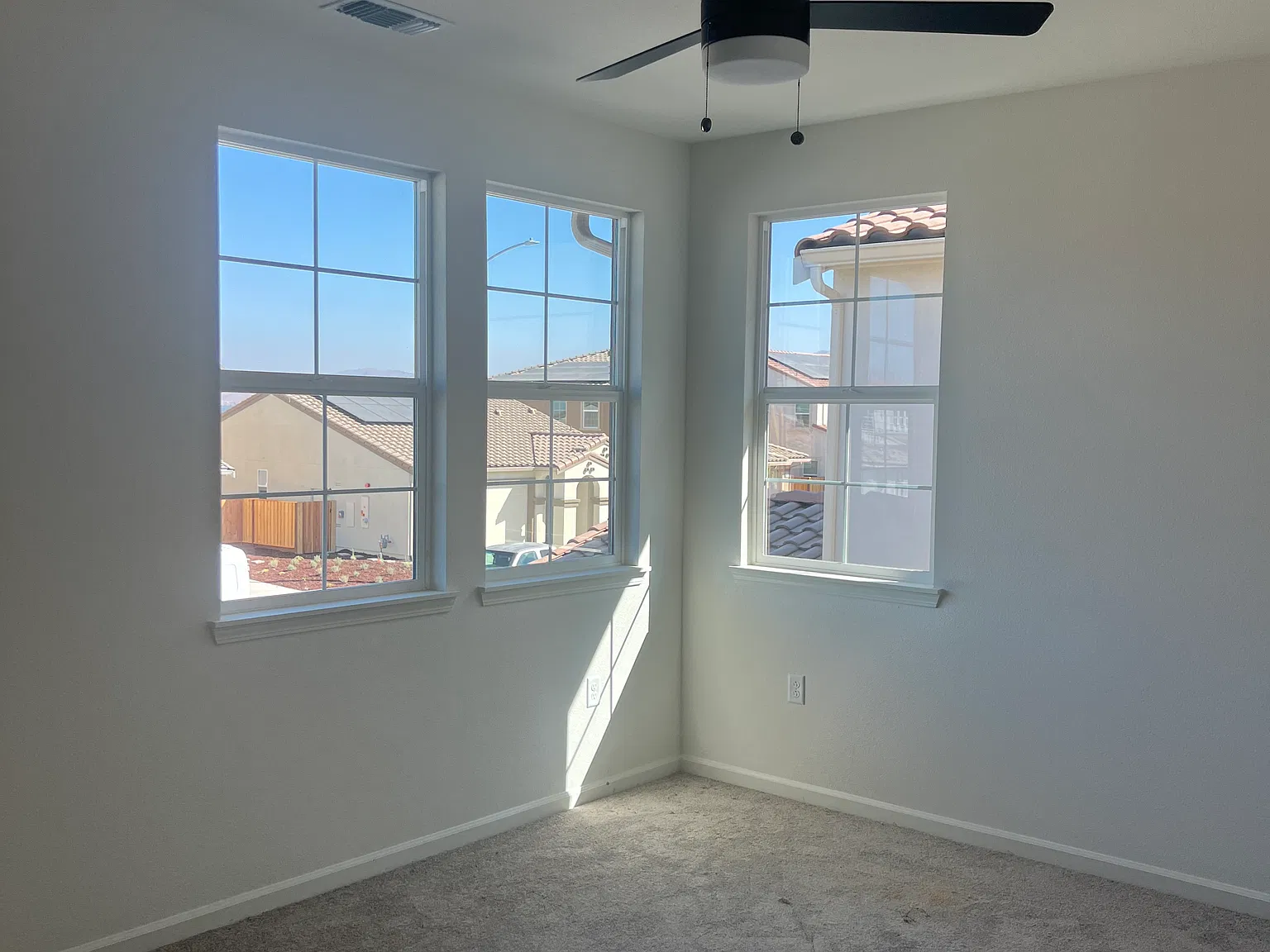 4 bed, 2.5 bath, 2365 sqft, $4,485 — Photo 3