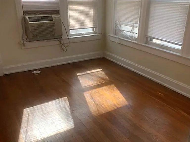 Valentine Place Apartments — Photo 73