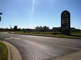 4938 Village Square Dr, Paducah, KY 42001