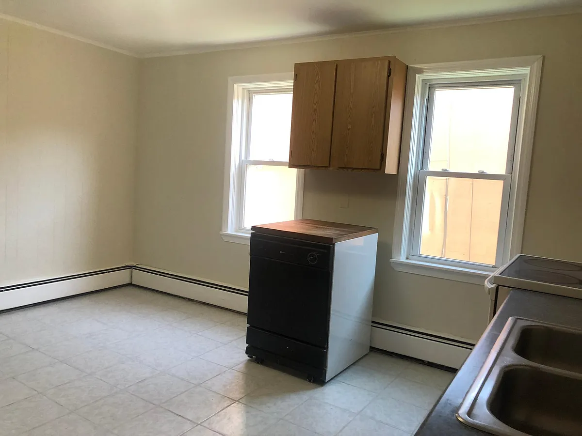 Can put a nice size table! - 7 Hathorn St #1