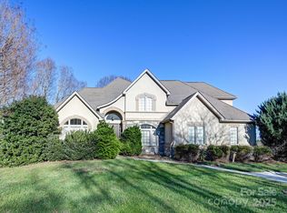 7 Round Robin Ln, Mills River, NC 28759