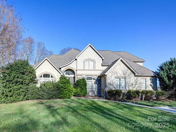 7 Round Robin Ln, Mills River, NC 28759