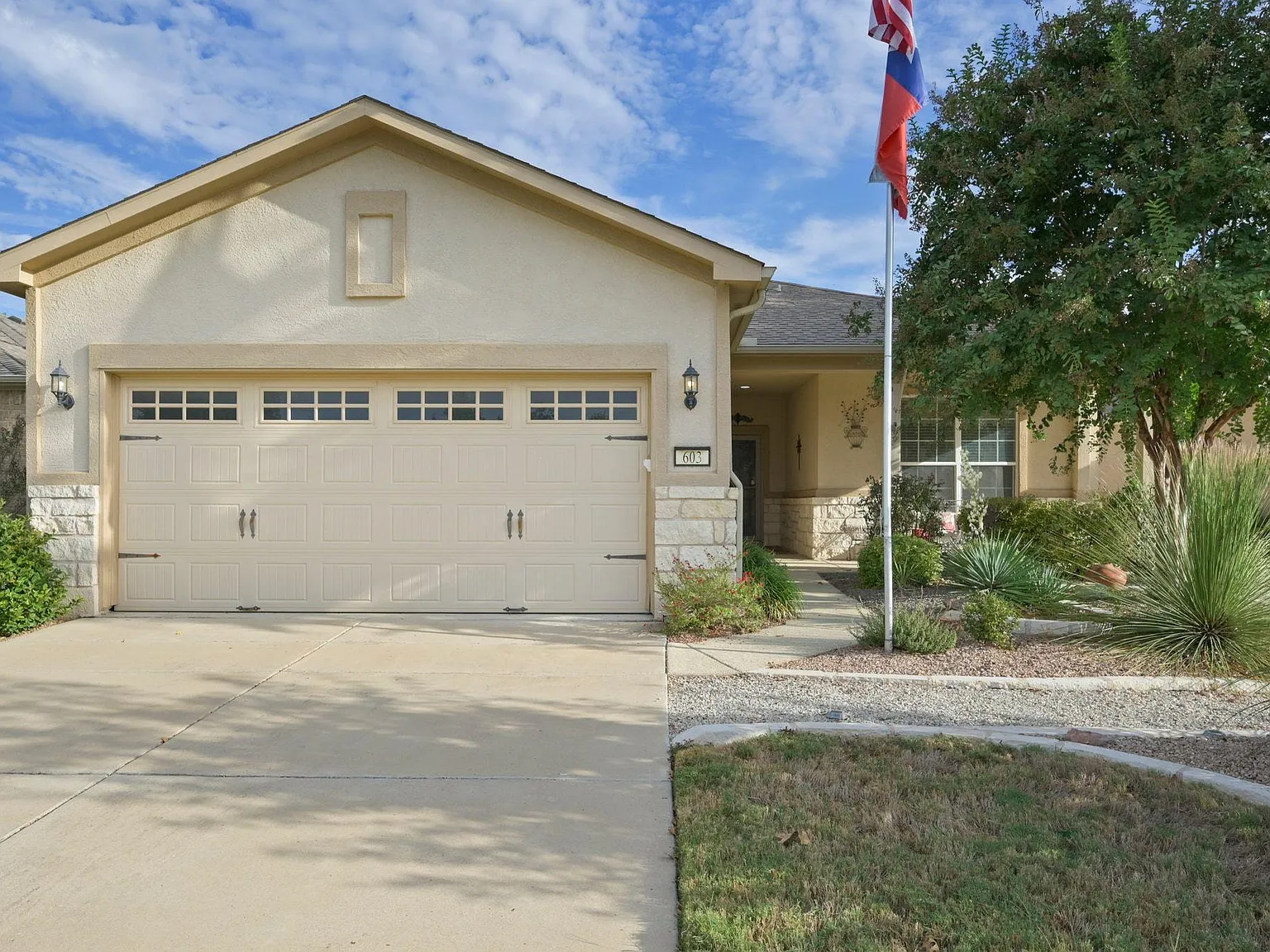 3 bed, 2.0 bath, 1624 sqft, $2,495 — Photo 3
