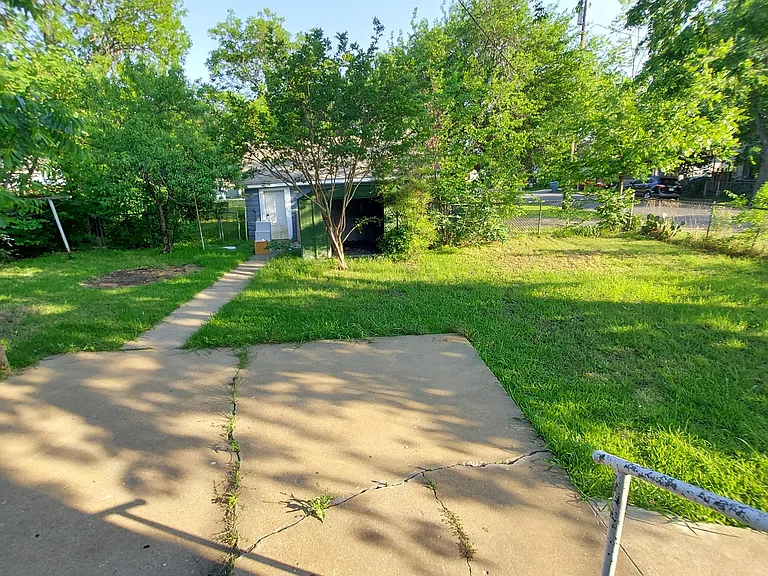 1704 E Chaffin St — Photo 11