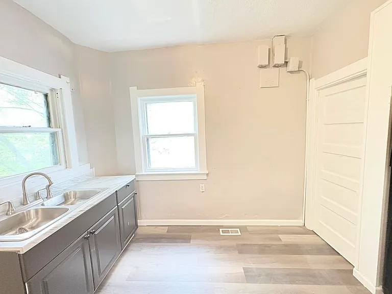 631 Curtis St — Photo 5
