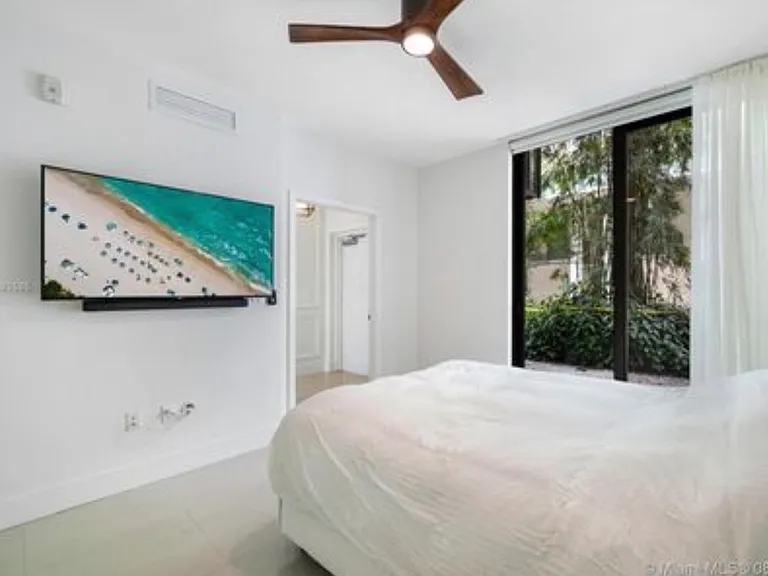 6000 Collins Ave #117 — Photo 3
